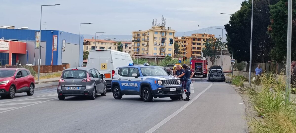 Auto Incendiata Semaforo Pellaro Ss 106 4