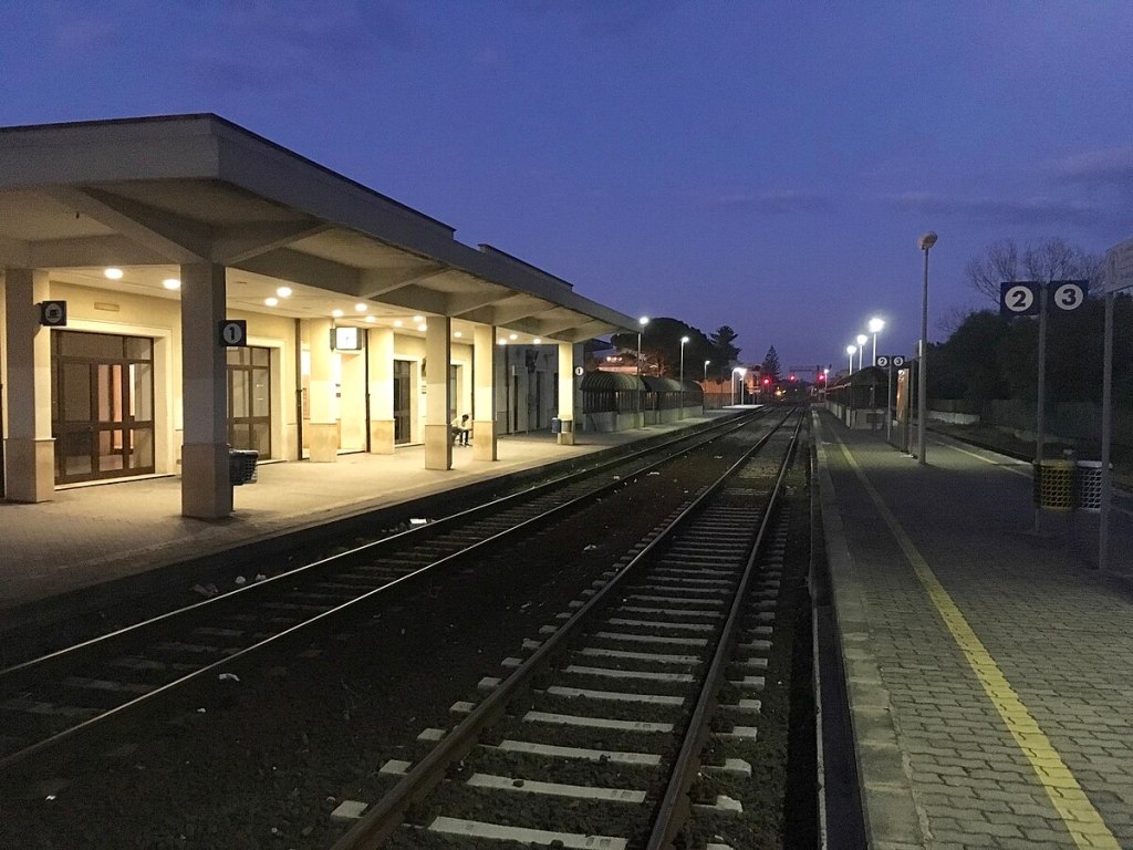 Danneggiamento e furto aggravato alla stazione ferroviaria di Locri: denunciato tunisino