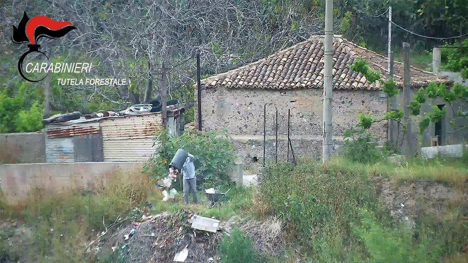 Carabinieri torrente rifiuti M