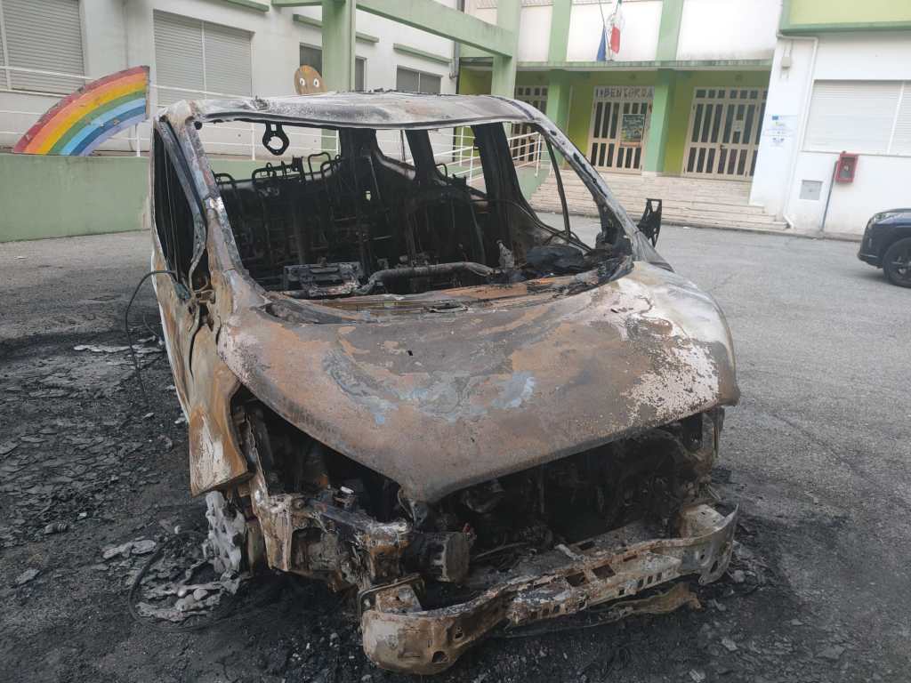incendio pulmino asilo noi con i bambini san roberto ()