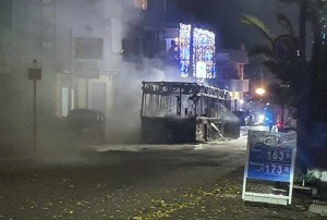 Incendio autobus atam archi