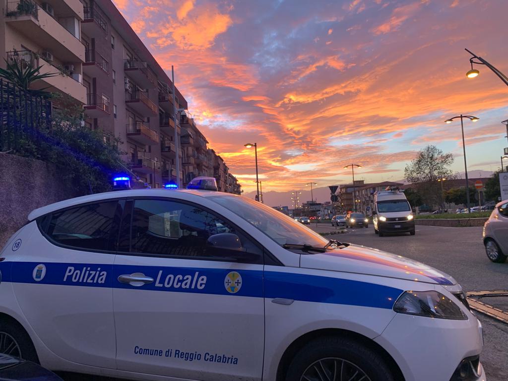 Reggio, grave incidente a Catona: 80enne travolge un pedone