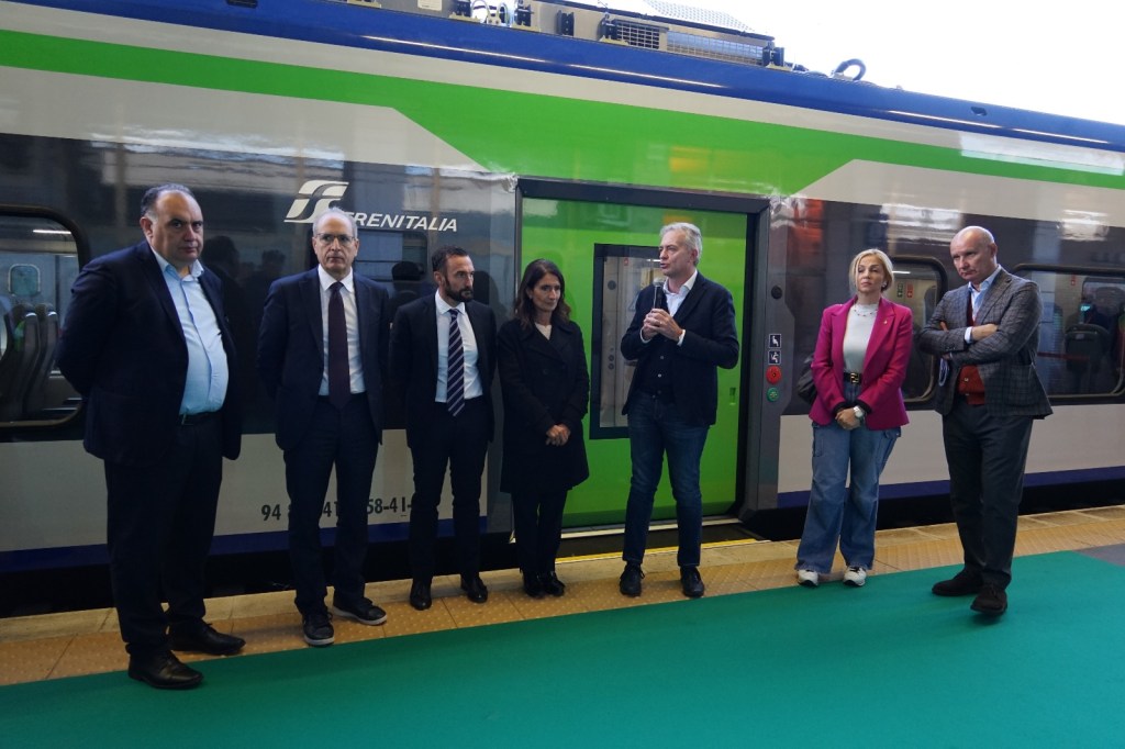 Presentazione nuovo treno ibrido ()