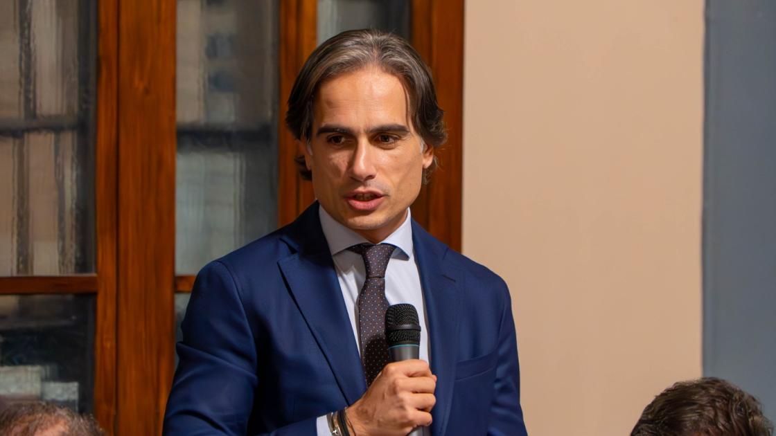 Falcomatà si veste da influencer in Consiglio e lancia la teoria dello ‘Skibidi Boppy’