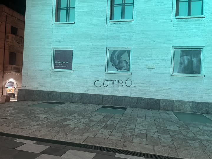 facciata marrc imbrattata