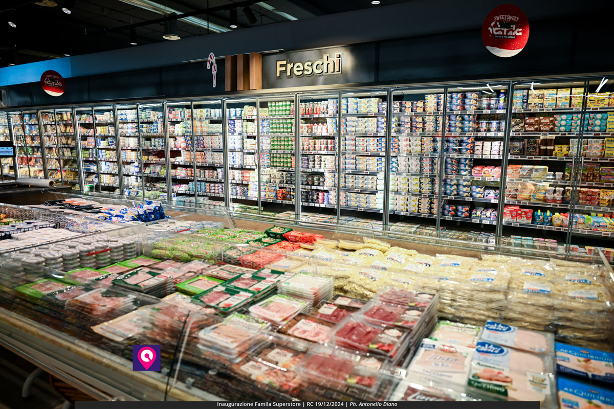 famila superstore ()