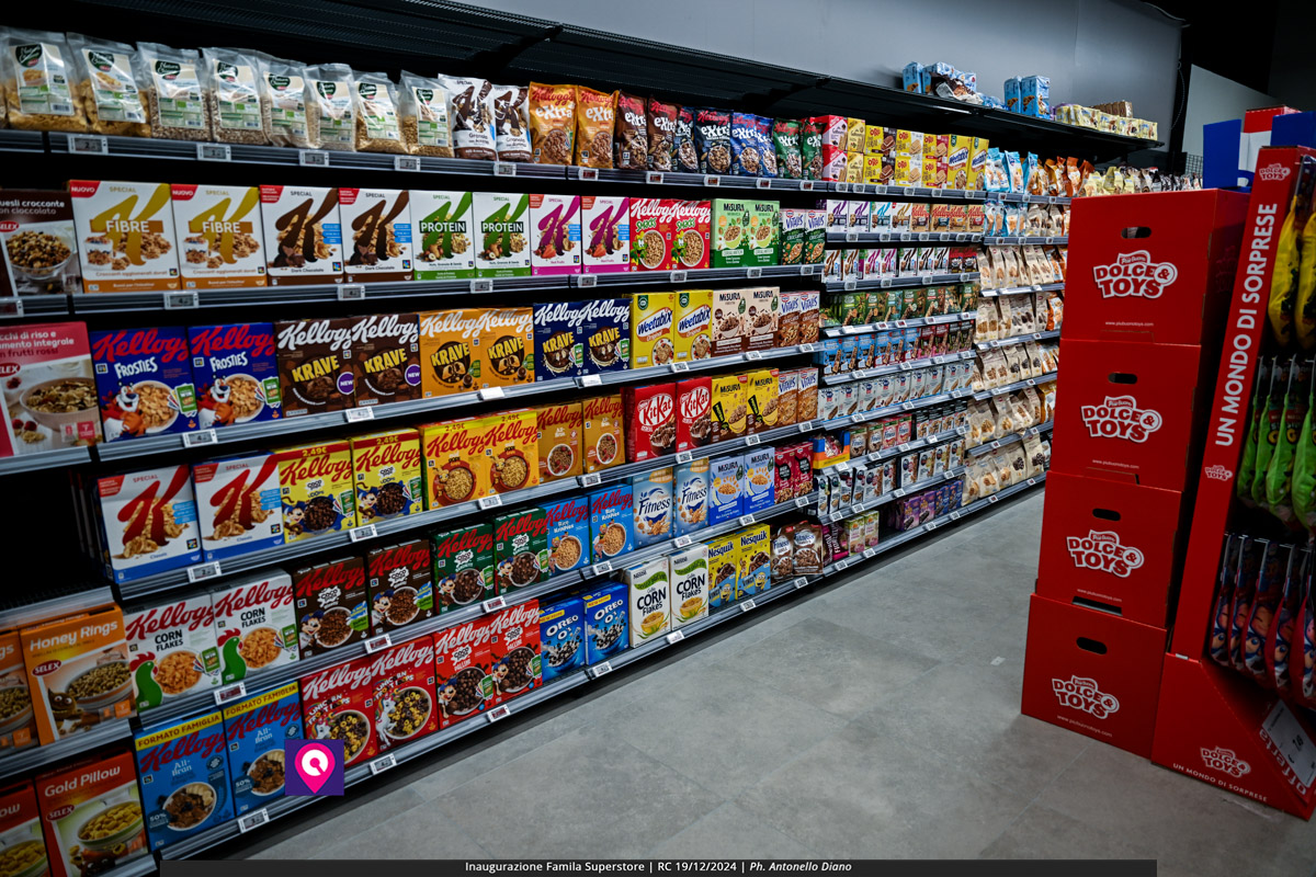 famila superstore ()