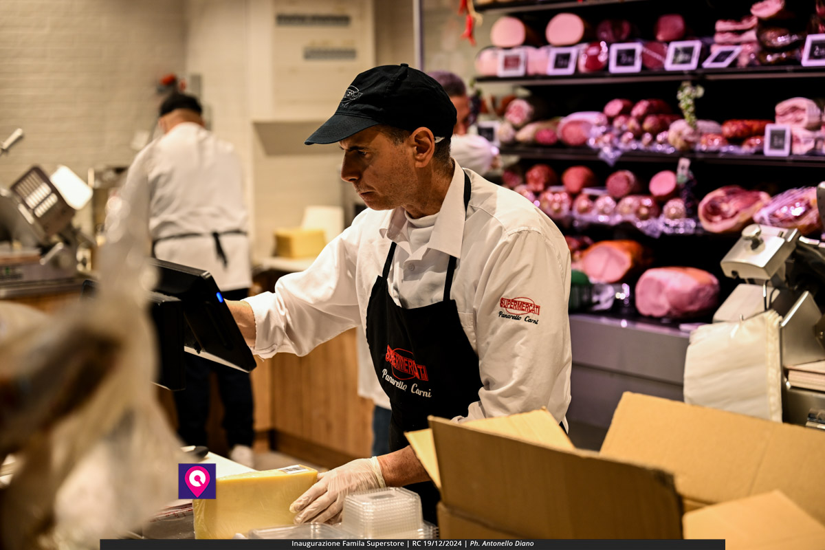 famila superstore ()