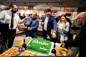 famila superstore ()