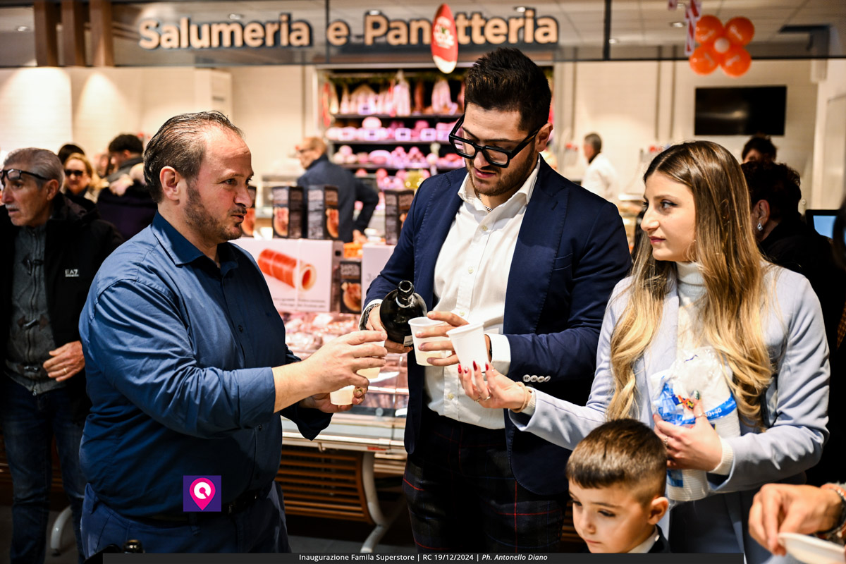 famila superstore ()