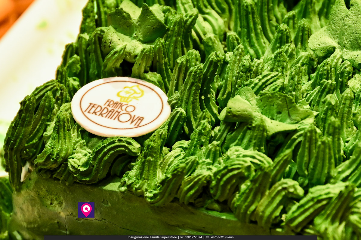 famila superstore ()