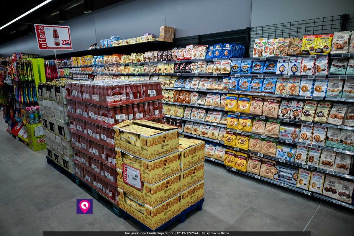 famila superstore ()