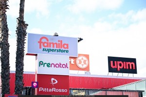famila superstore ()