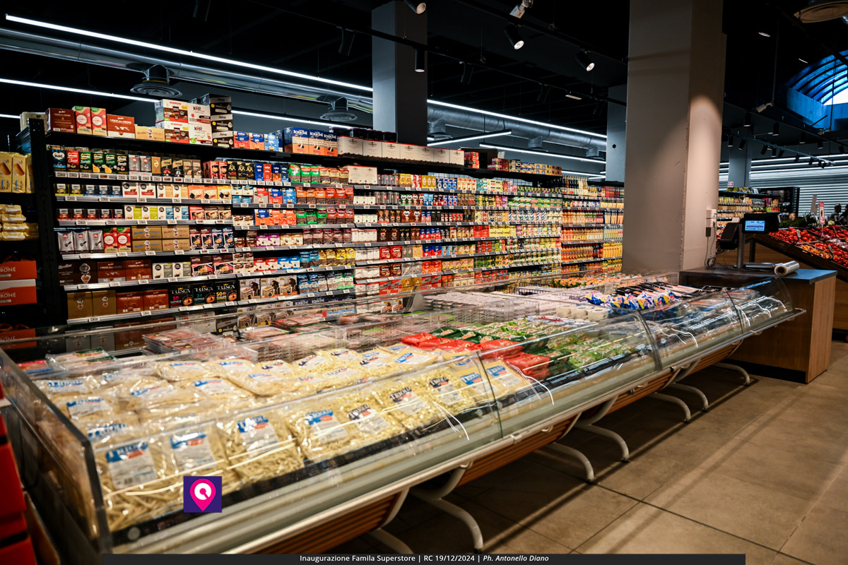 famila superstore ()