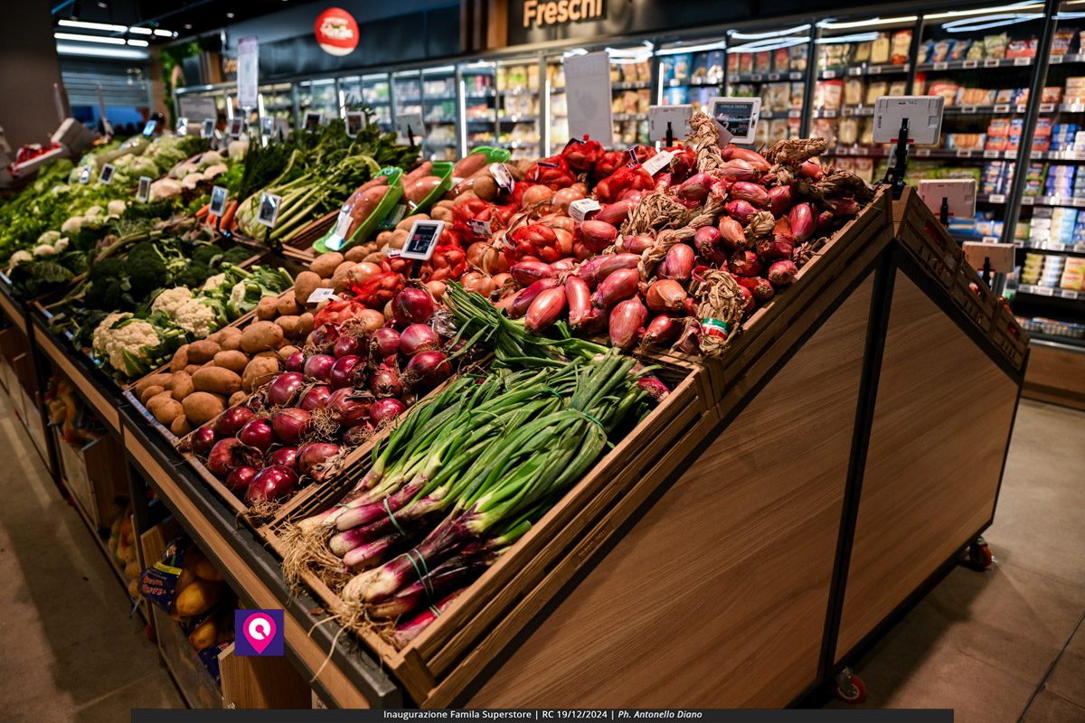 famila superstore ()