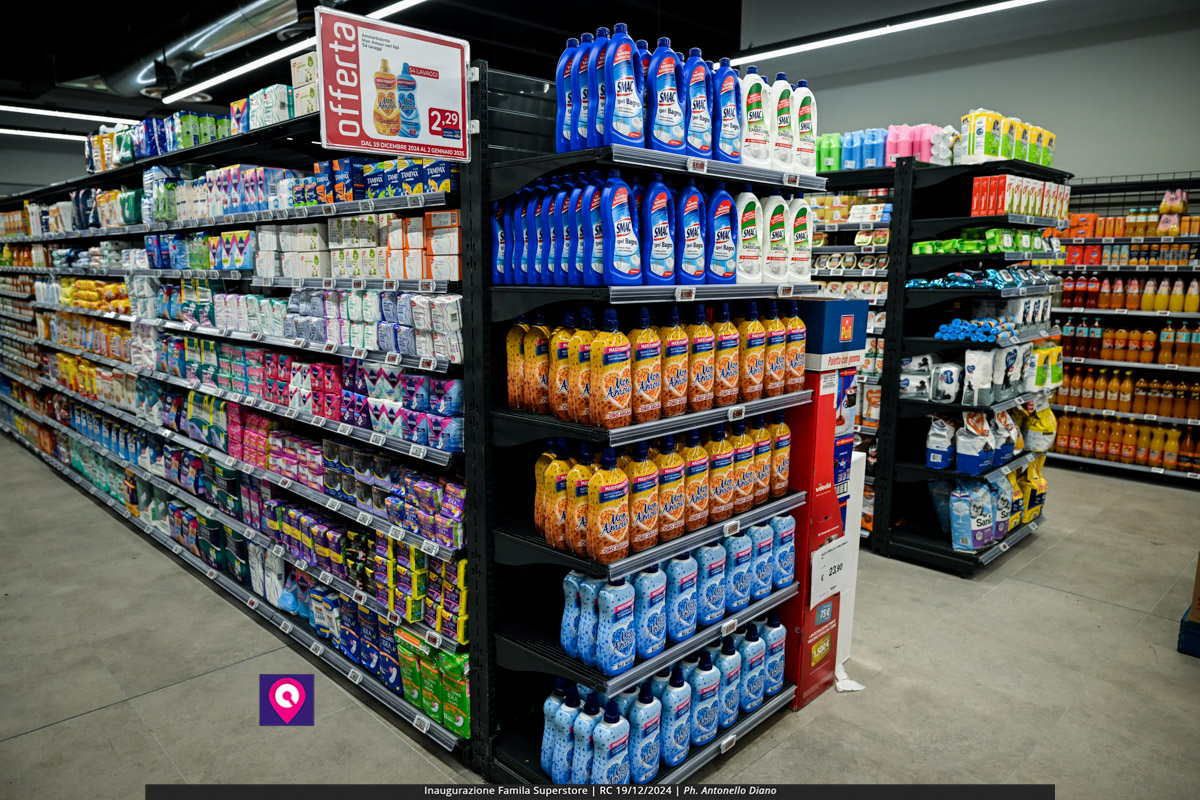 famila superstore ()