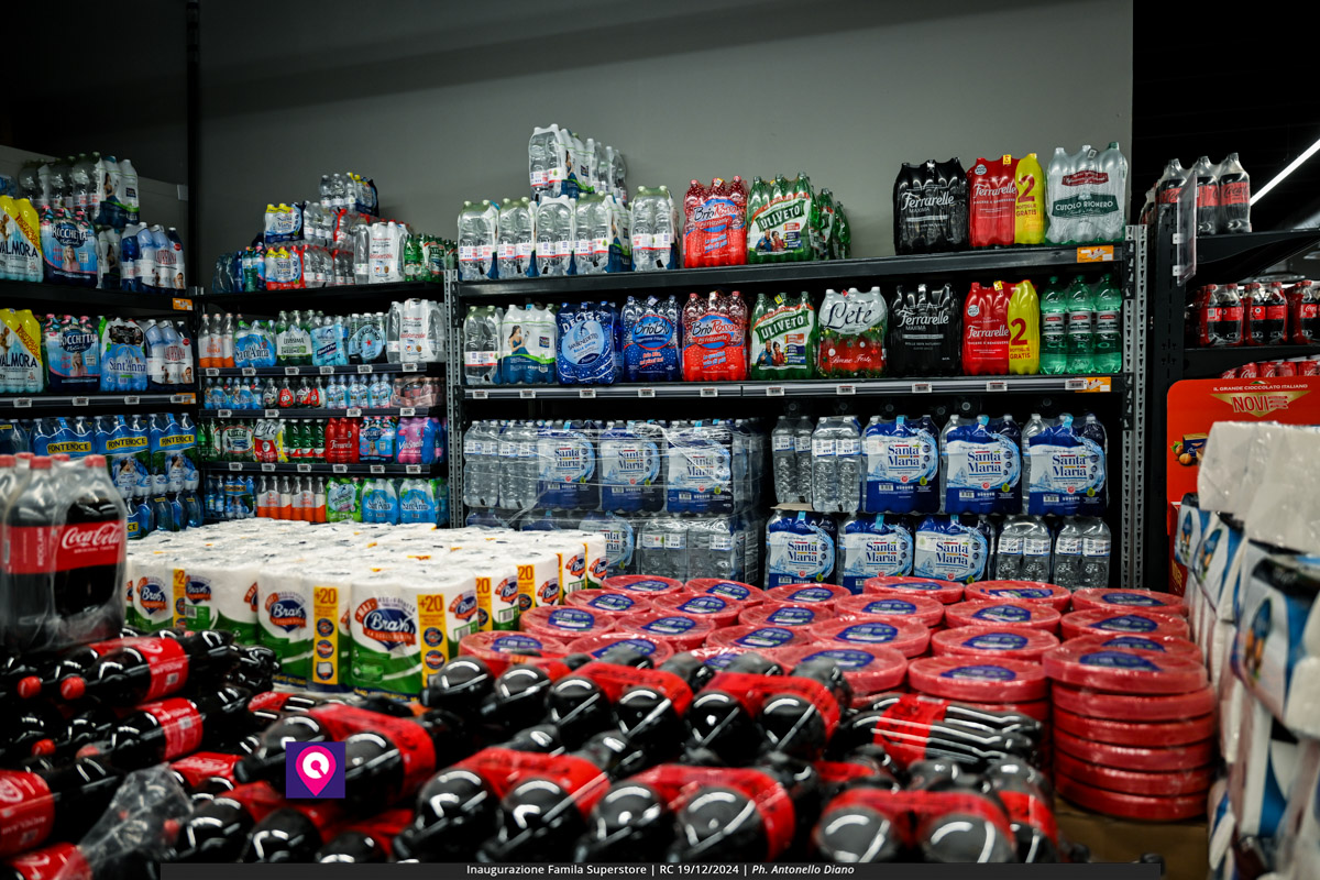 famila superstore ()