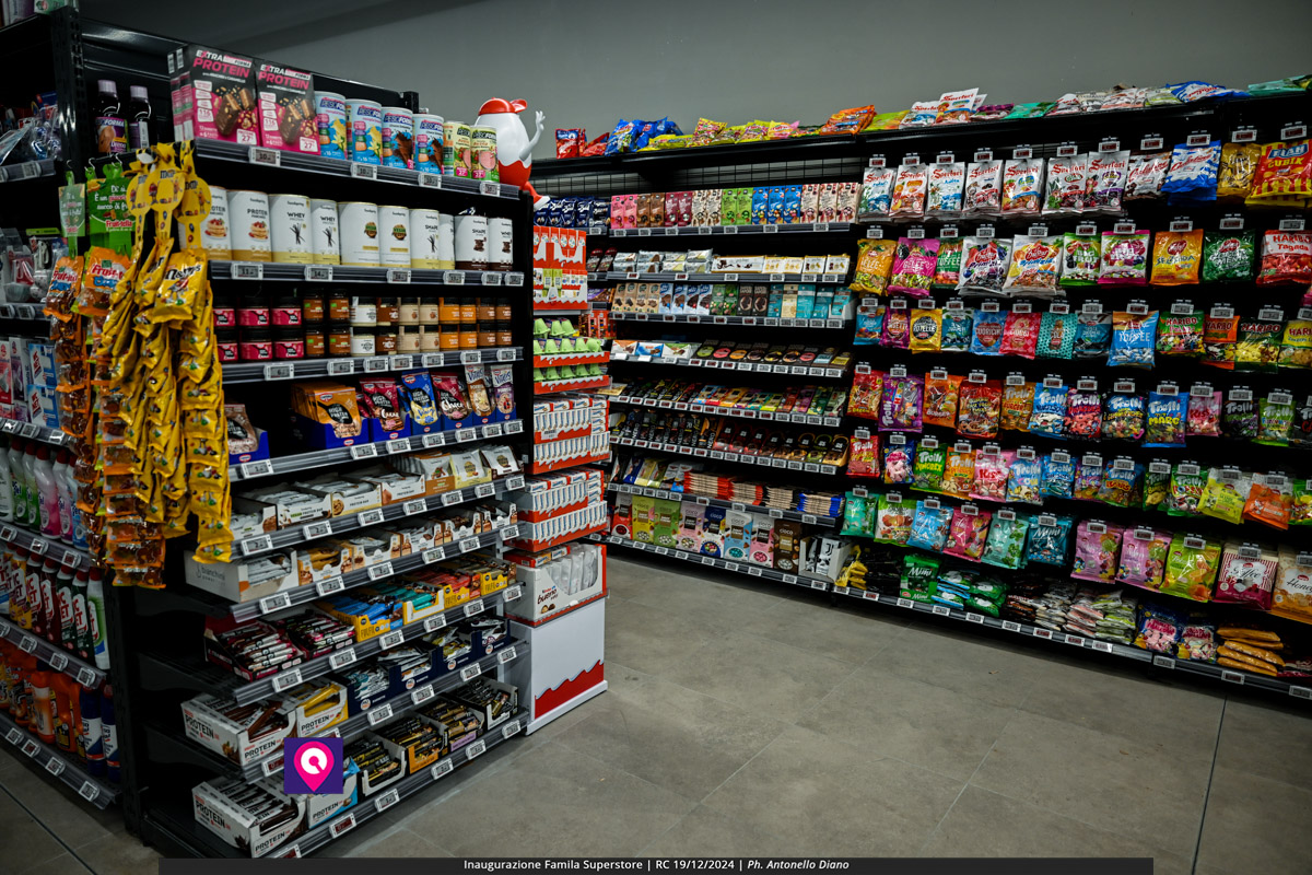 famila superstore ()