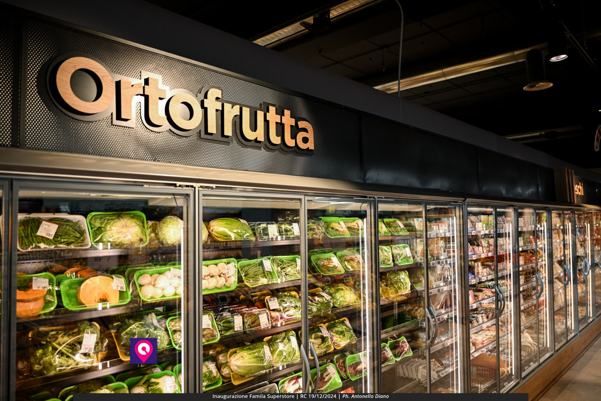 famila superstore ()