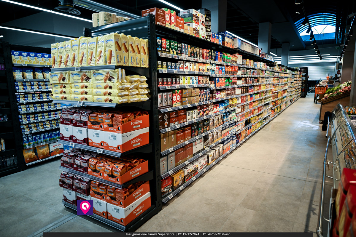 famila superstore ()