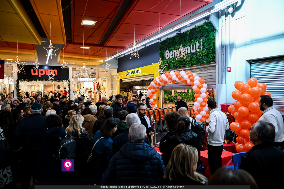 famila superstore ()