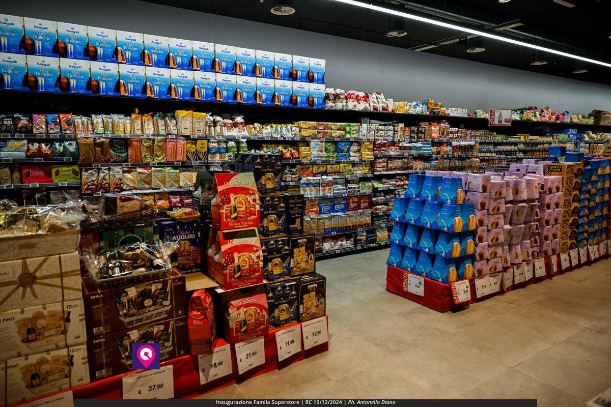 famila superstore ()