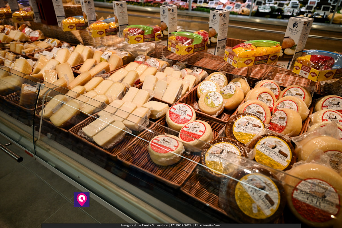 famila superstore ()