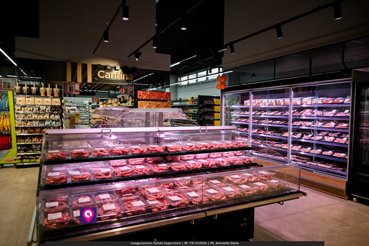 famila superstore ()