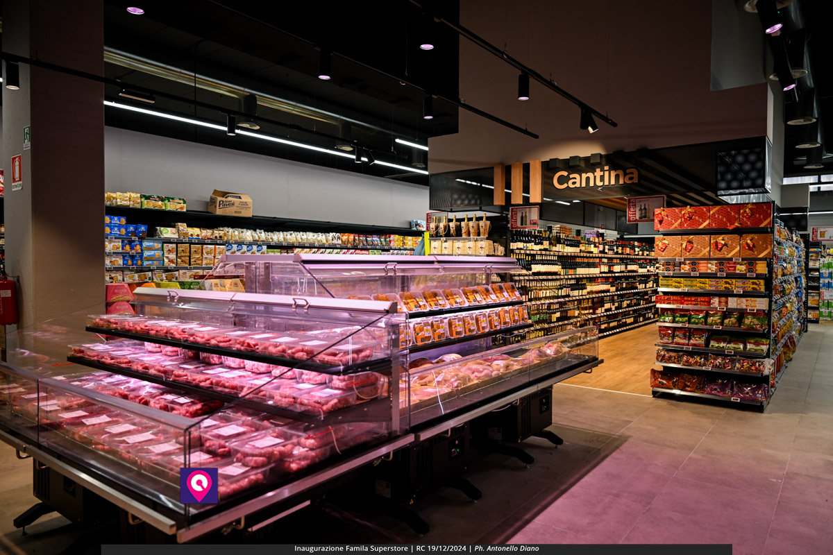 famila superstore ()