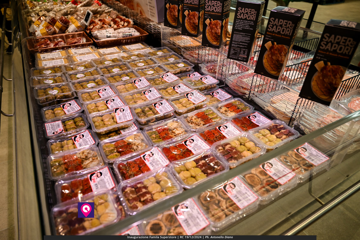 famila superstore ()