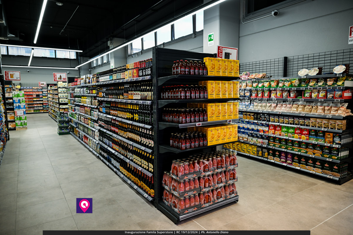 famila superstore ()