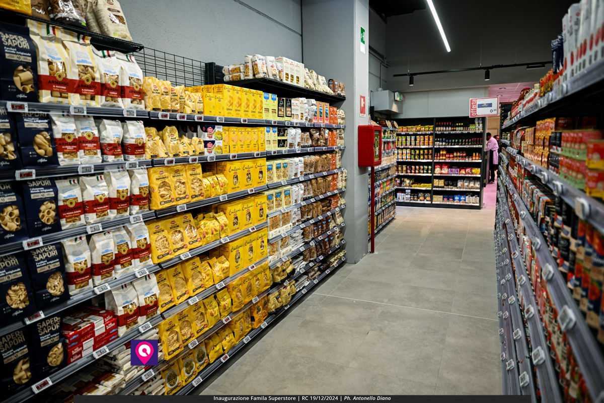 famila superstore ()