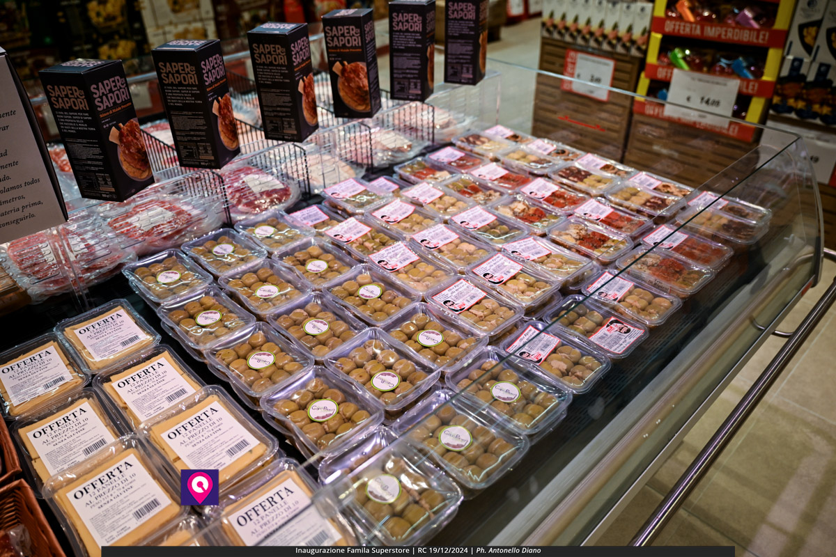 famila superstore ()