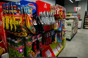 famila superstore ()