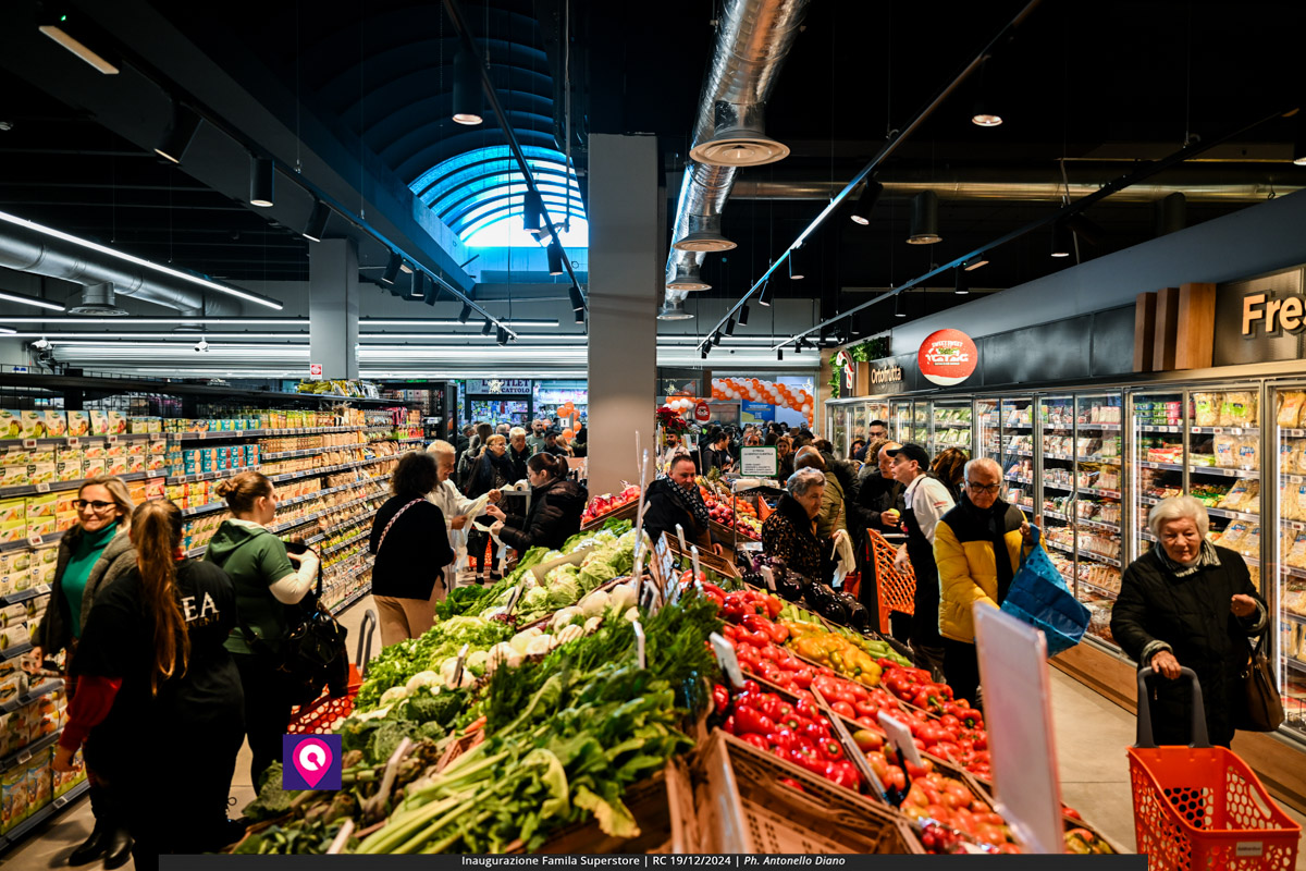 famila superstore ()