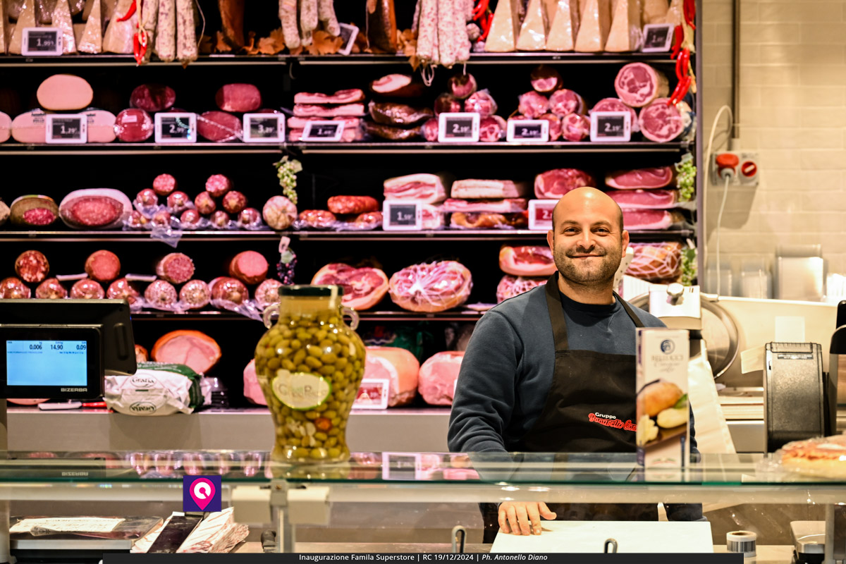 famila superstore ()