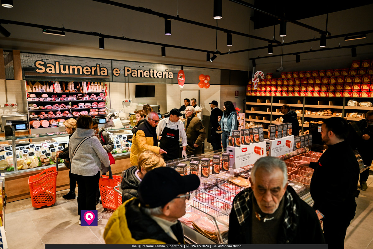 famila superstore ()