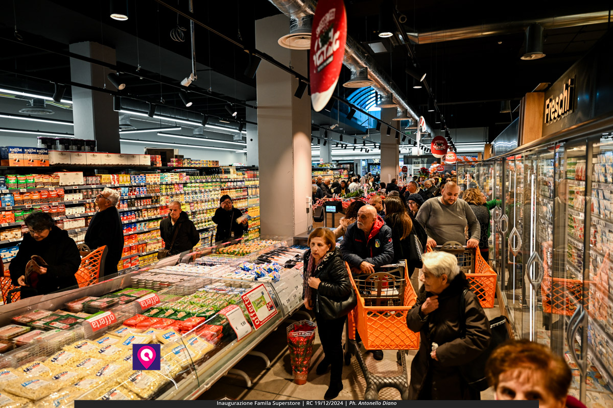 famila superstore ()