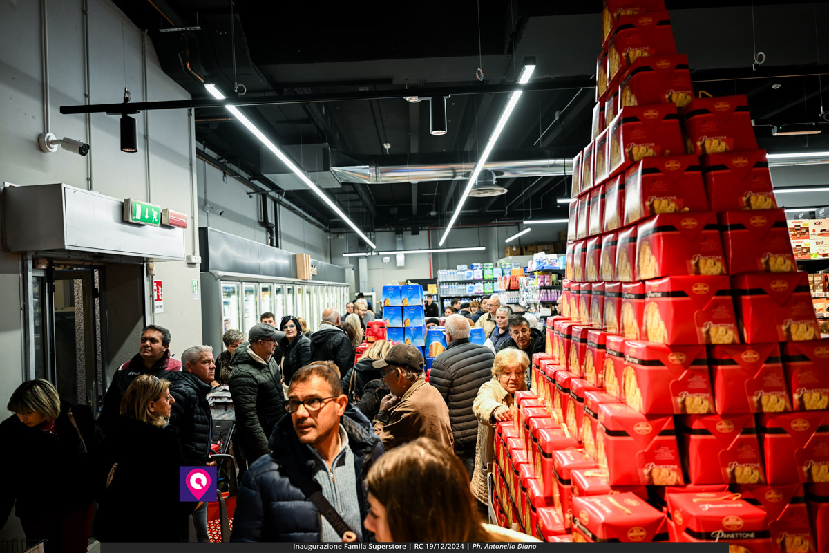 famila superstore ()