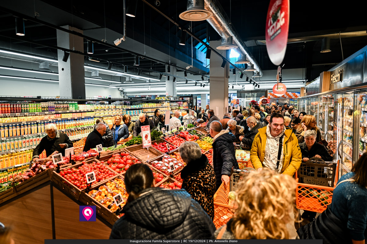 famila superstore ()