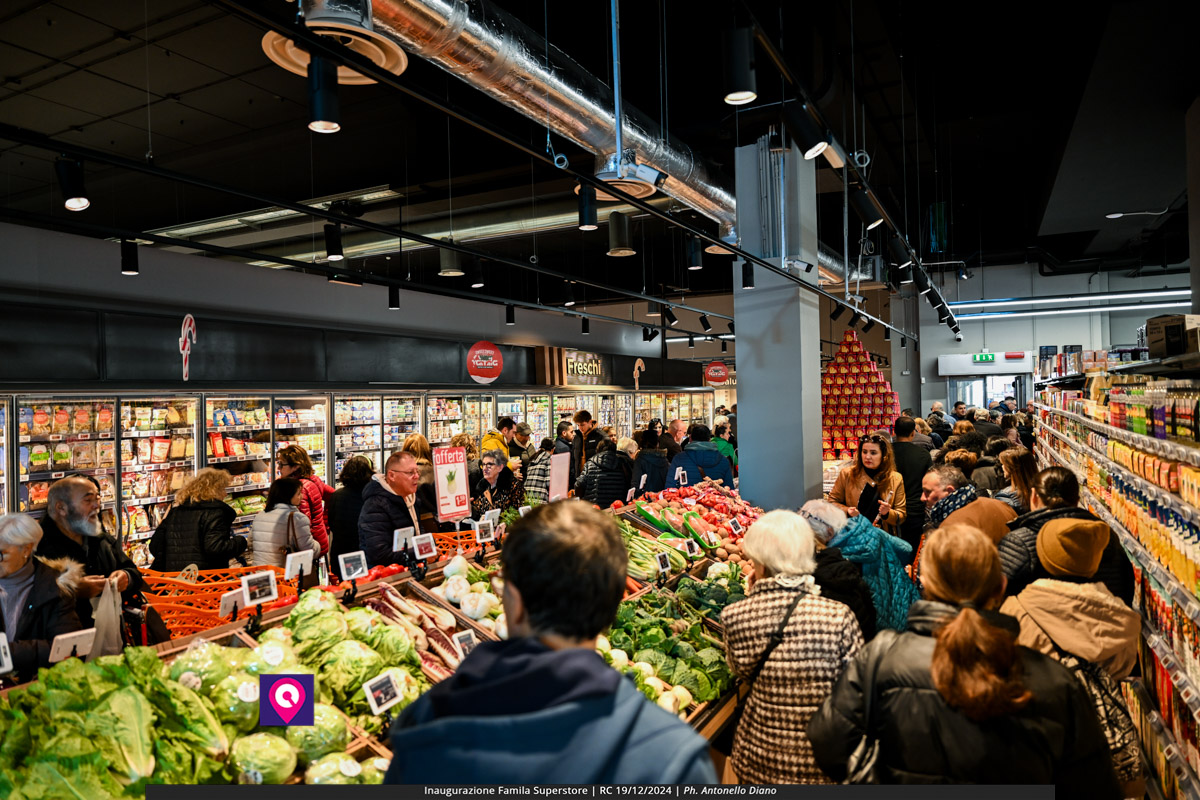 famila superstore ()