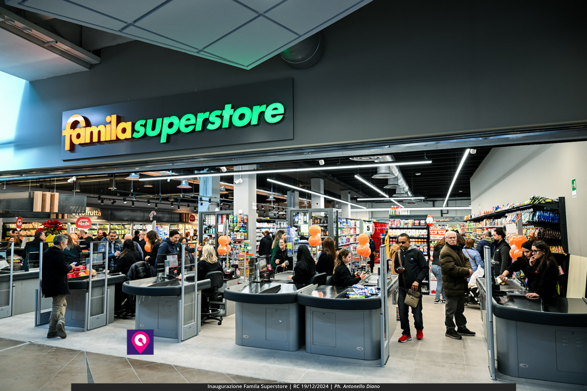 famila superstore ()
