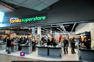 famila superstore ()