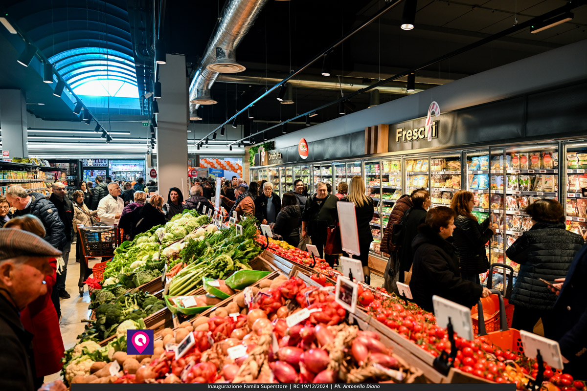 famila superstore ()