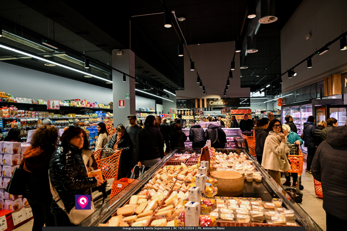 famila superstore ()