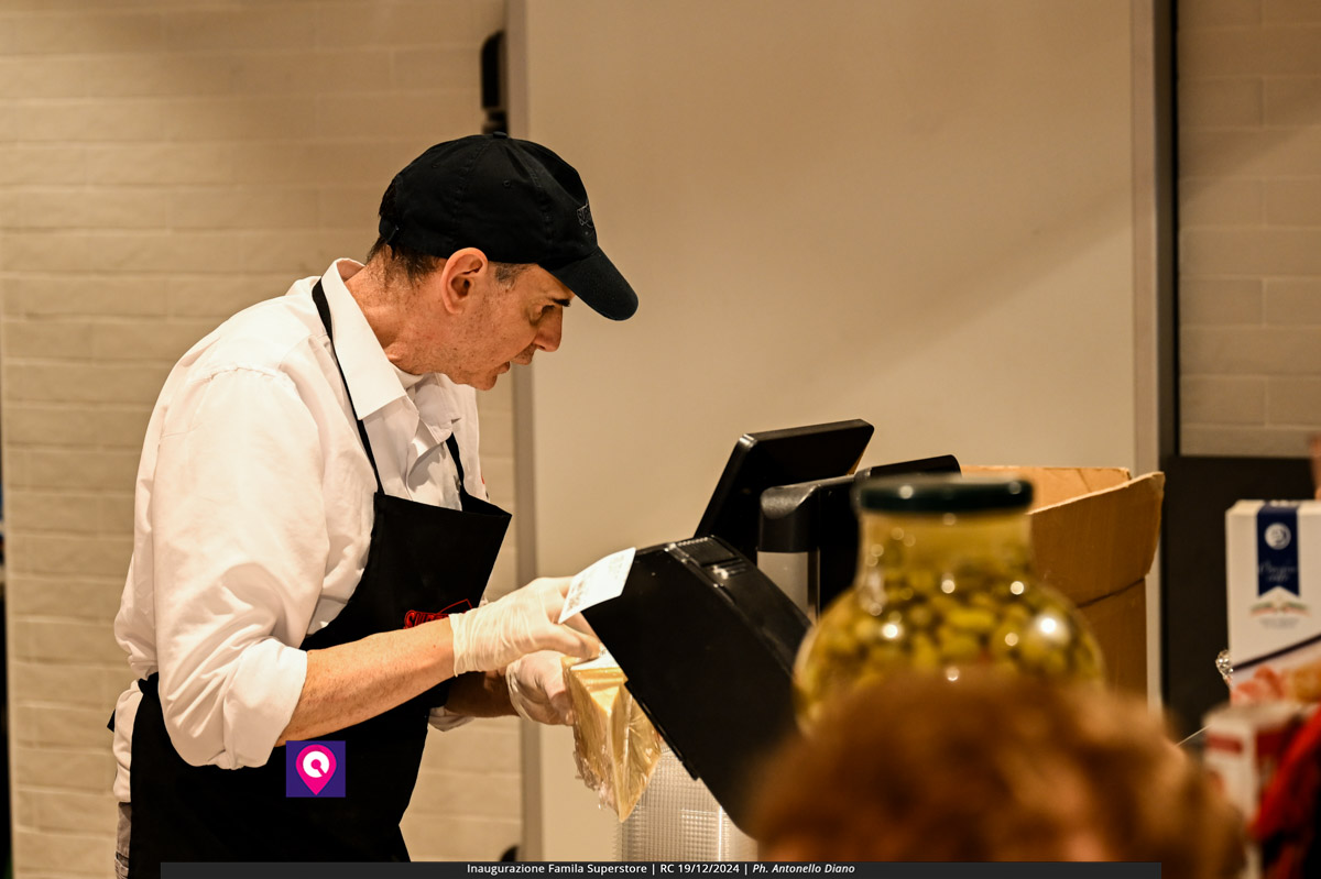 famila superstore ()