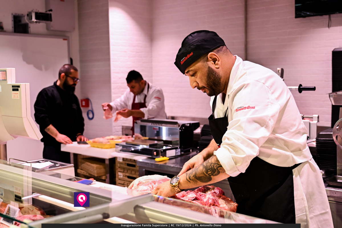 famila superstore ()