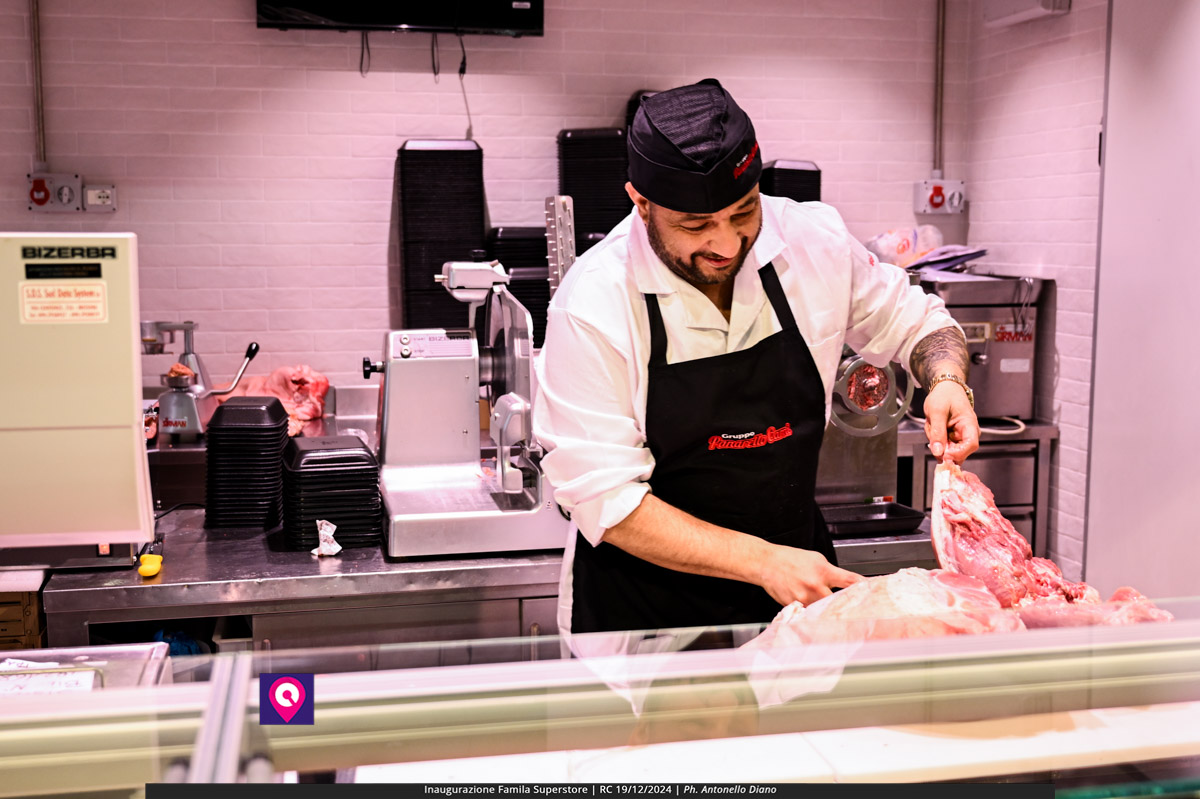 famila superstore ()