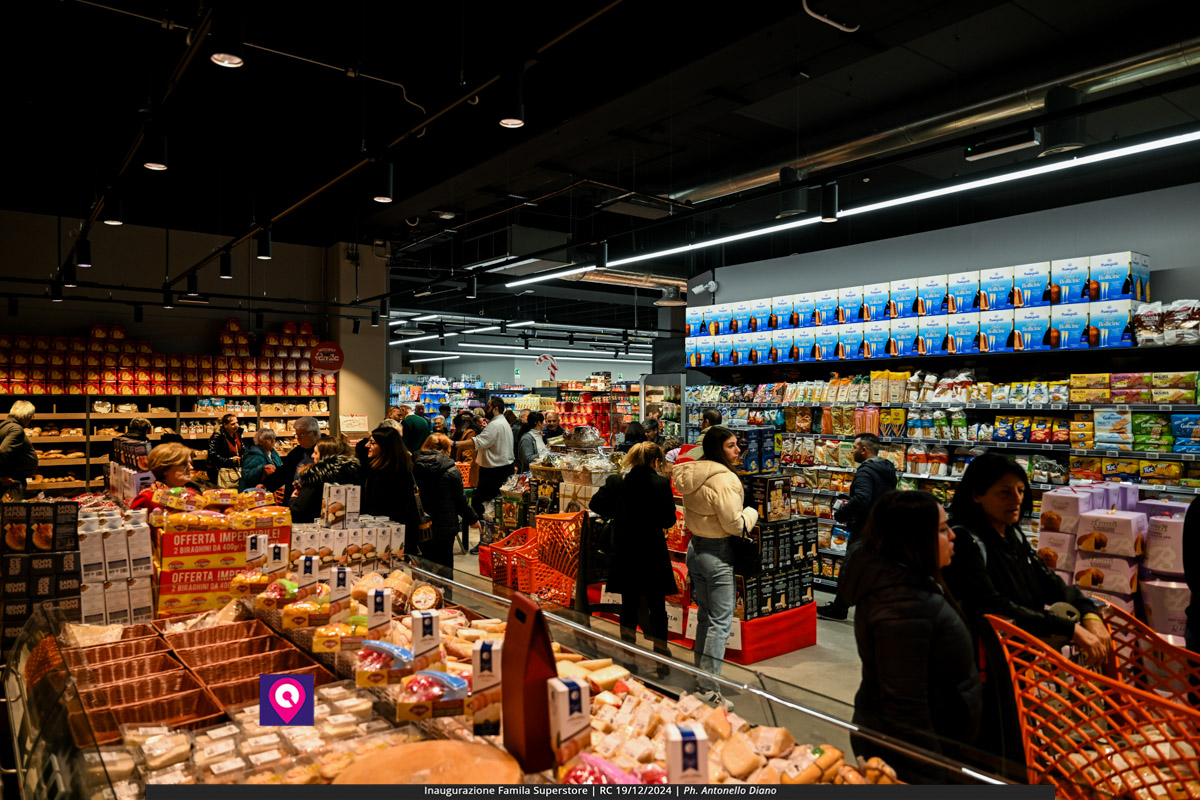 famila superstore ()