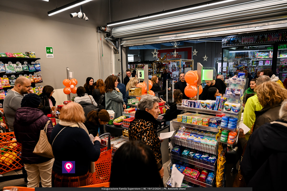 famila superstore ()